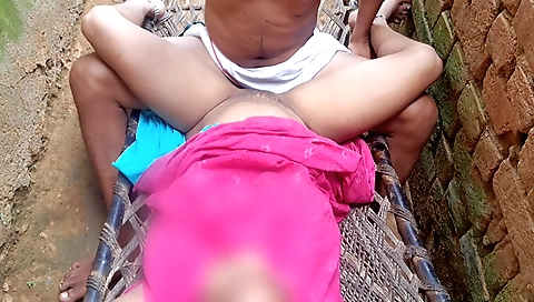 Indian amateur video shows a girl getting penetrated