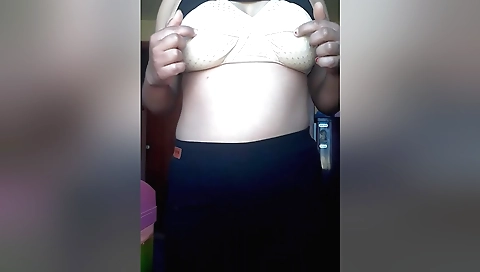Busty solo chick with black boots makes herself wet