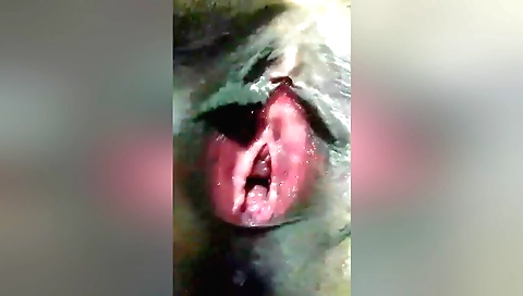 Indian slut masturbates on the bed in the hd porn video