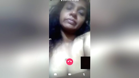 Mallu bhabhi shows her big boobs and shows her nipples