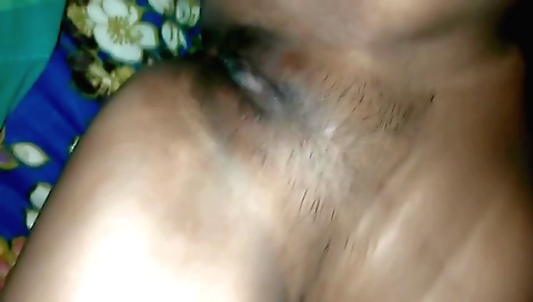 Amateur hairy woman showing off a nice and hairy cunt