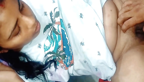Amateur indian brunette finger finger kar pani nikala