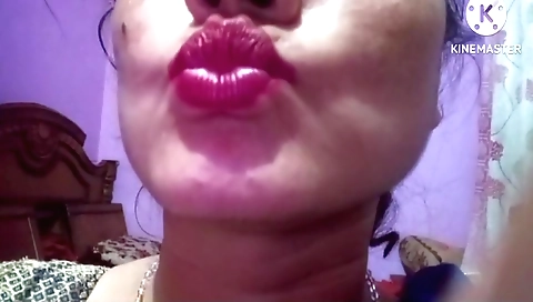 Indian girl masturbates with fans in her private space