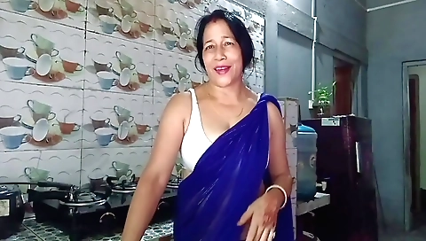 Indian lady with beautiful tits is having a solo porn video