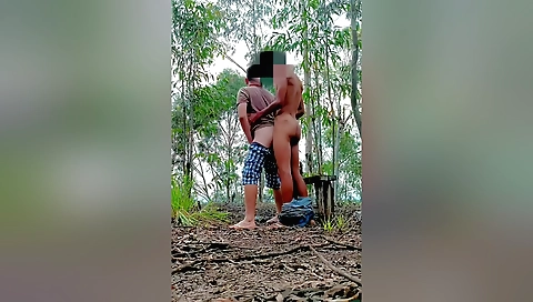 Indian girl has an outdoor blowjob and a fuck in the streets