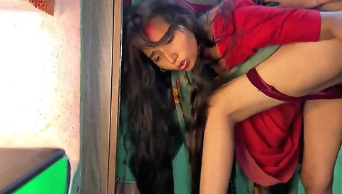Indian girl seduces a hot guy and gets nailed in the bed