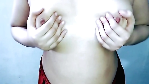Solo girl shows off her beautiful figure in homemade porn