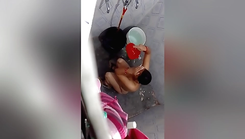 Indian hottie with big boobs masturbates in homemade cam
