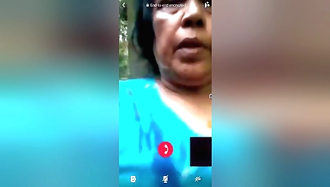 Sexy mature aunty naked outdoors and shows her sexy body