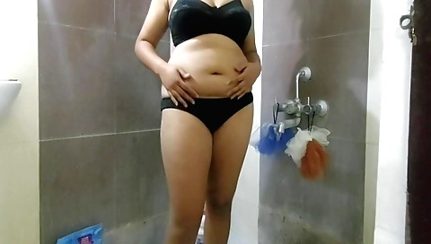 Solo sex video of a beautiful amateur brunette girl