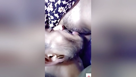 Amateur hairy pussy video shows a young neighbor spreading her legs