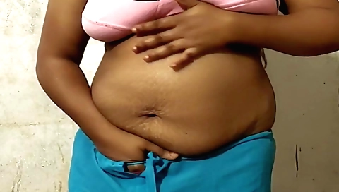 Indian aunt with a nice round boobs in a solo video