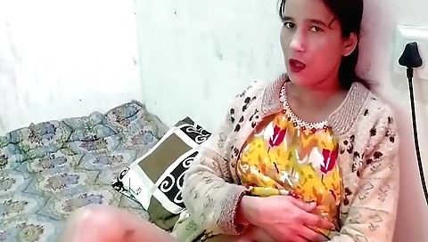Indian lady with sexy body shows off her ass in an erotic way