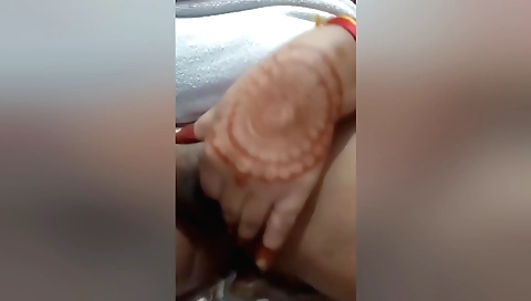 Indian babe masturbates and finger her hairy pussy