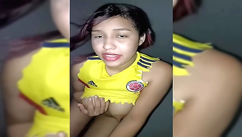 Amateur brunette showing her pussy while getting penetrated