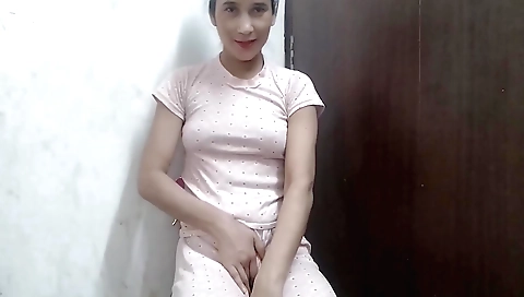 Indian girl shows her body and looks sexy in a video