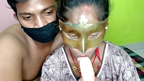 Indian slut with beautiful body plays with a big toy