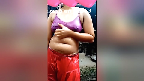 Sexy amateur shower video featuring the stunning babe