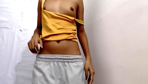 Solo amateur girl makes amateur porn on cam with a guy