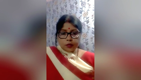 Bhabhi shows her hairy bushy pussy in the amateur video