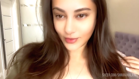Indian slut does solo in hot scene and seduces a girl